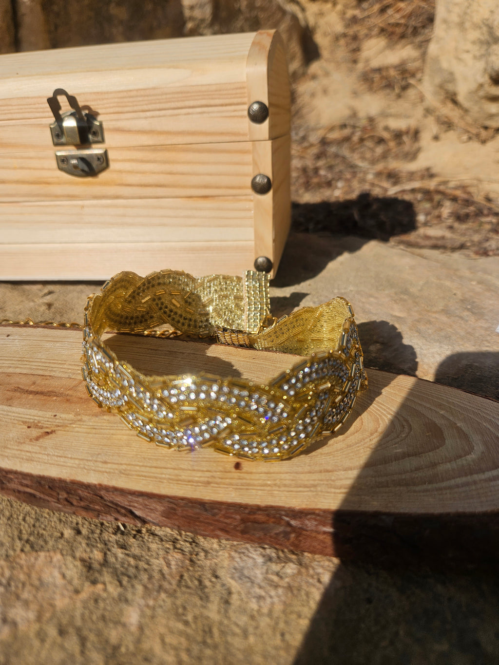 Choker de cuentas doradas y plateadas con diseño ondulado tipo trenza