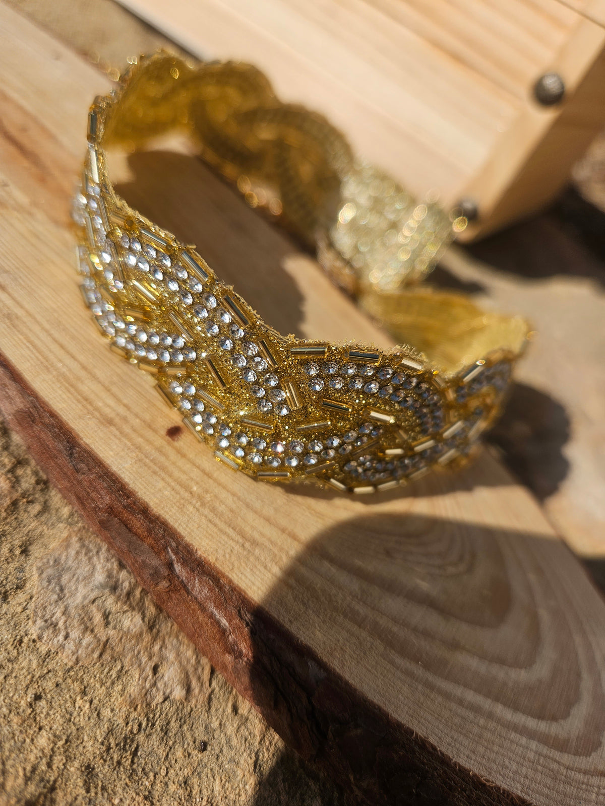 Choker de cuentas doradas y plateadas, patrón de olas, acabado brillante
