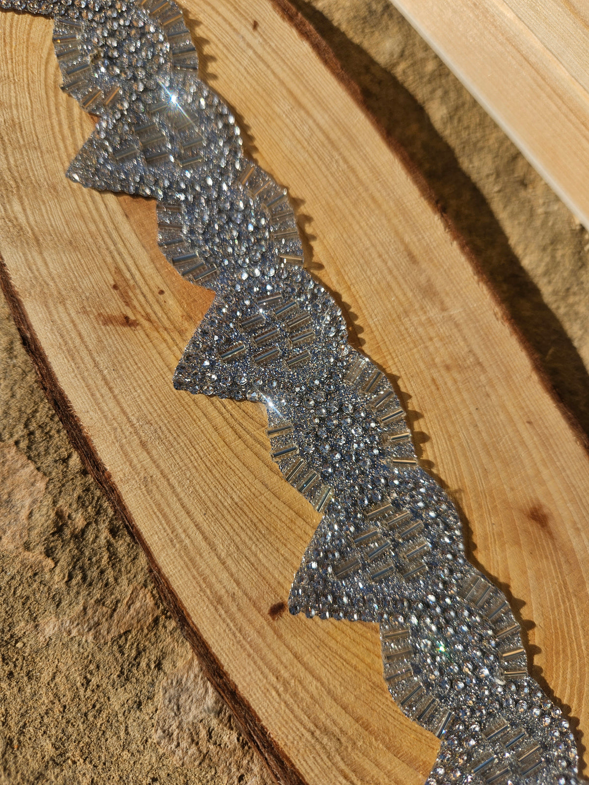 Gargantilla choker plateada de pedrería con diseño ondulado y cierre con cadena