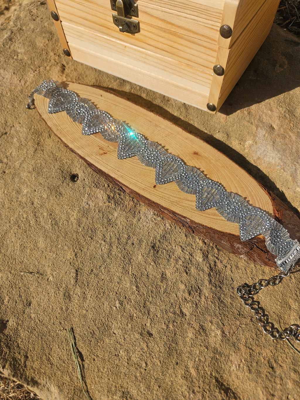 Gargantilla choker plateada de pedrería con forma de lazo y ajuste con cadena