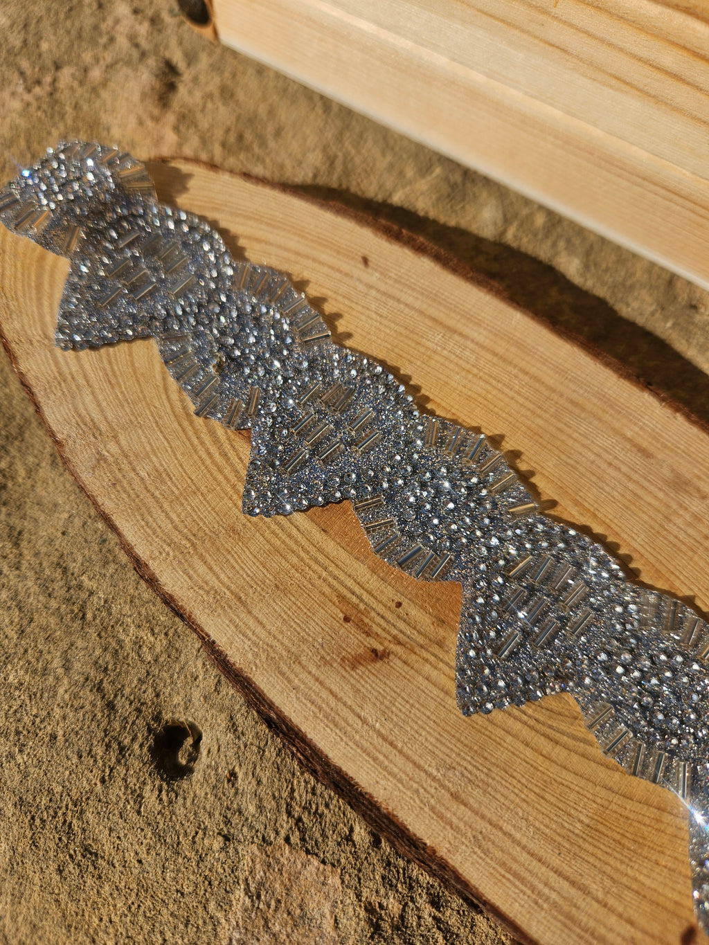 Gargantilla choker plateada de pedrería, detalle del patrón y eslabones de la cadena
