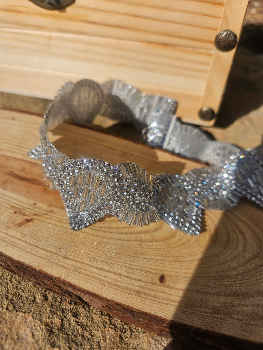 Gargantilla tipo choker plateada con pedrería; interior y anilla de sujeción