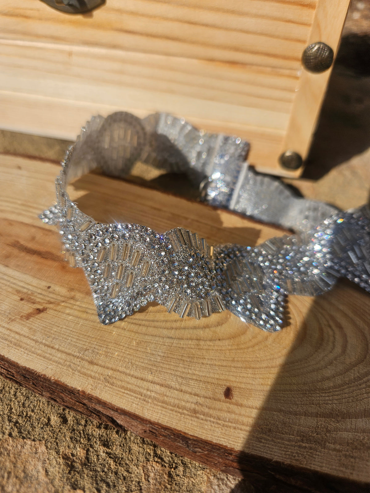 Gargantilla tipo choker plateada con pedrería; interior y anilla de sujeción