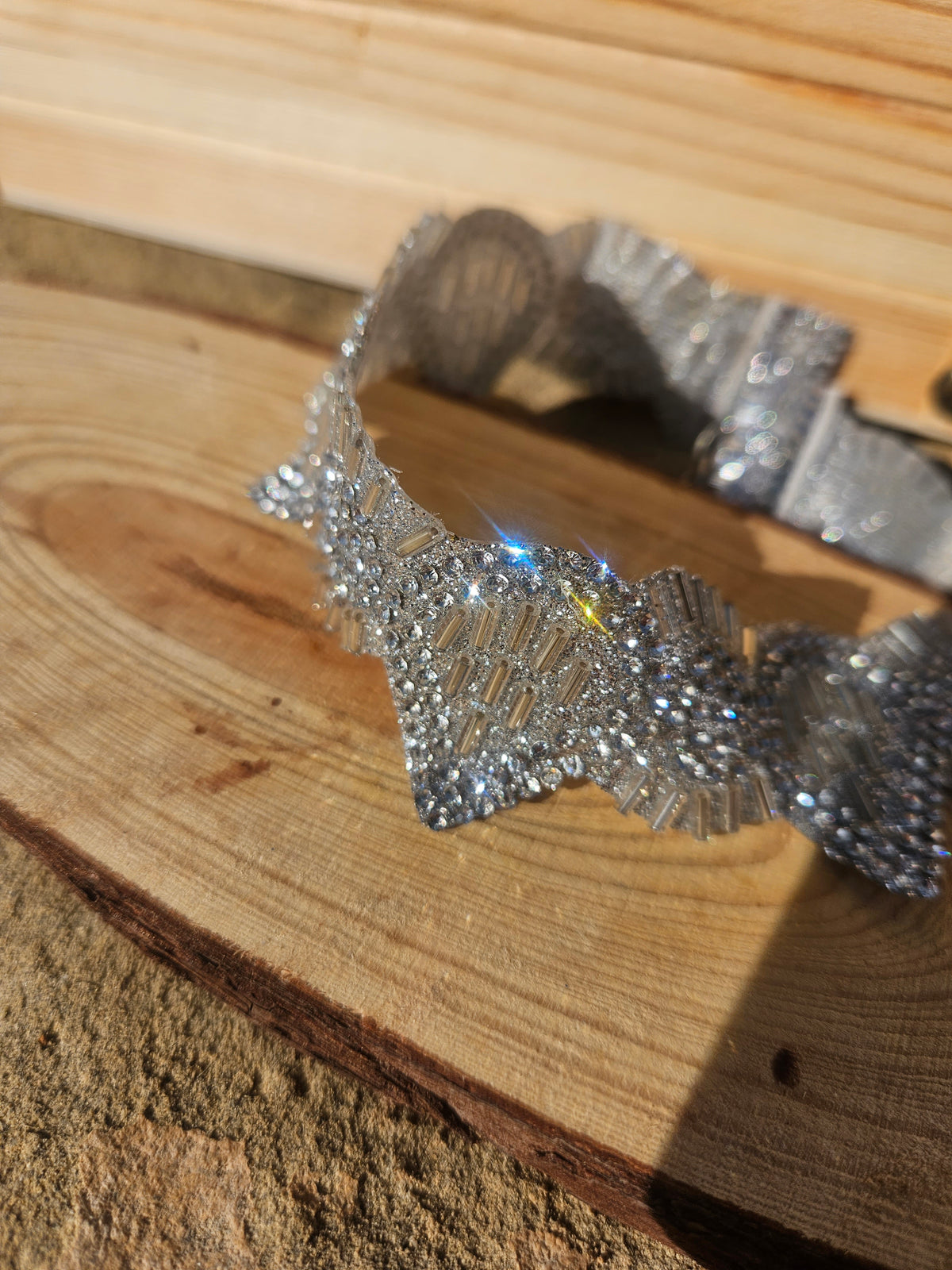 Gargantilla choker plateada de pedrería con brillo intenso y cadena decorativa