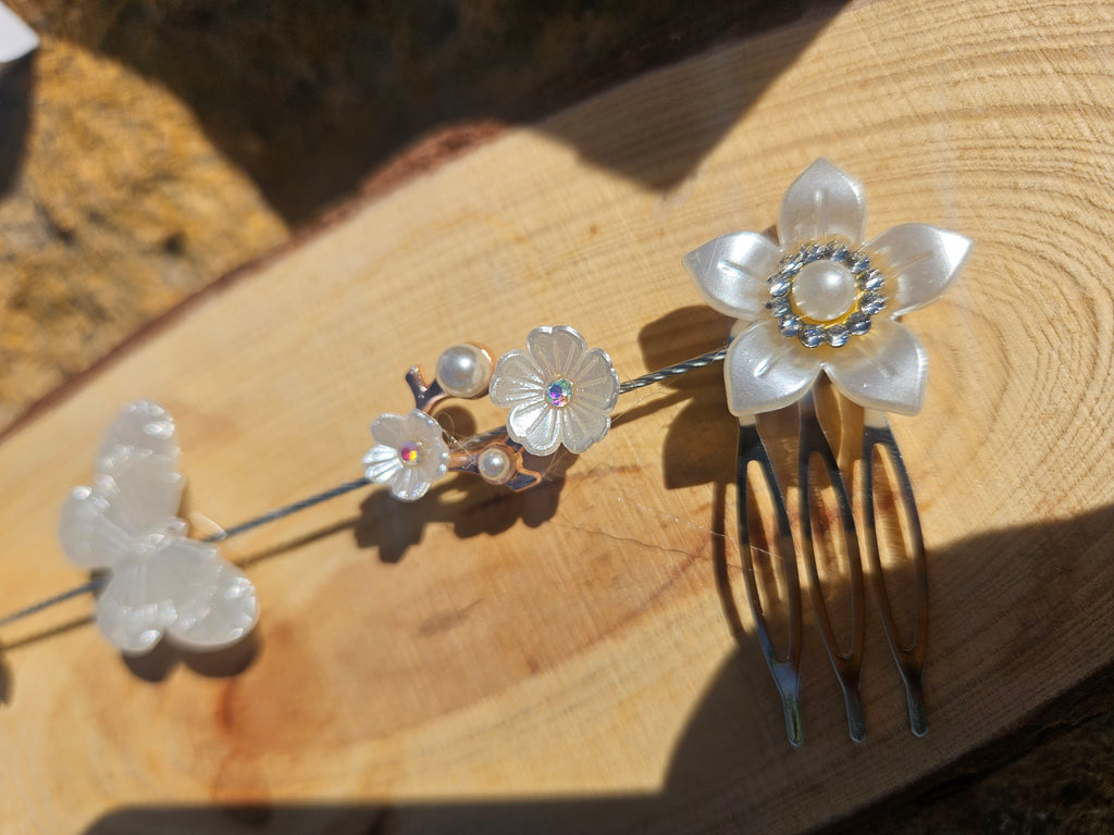 Tocado cubre raíz con peine, flores y mariposa plateada, acabado brillante