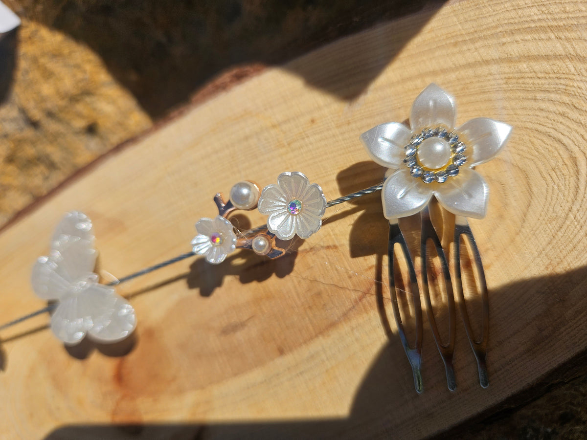 Tocado cubre raíz con peine, flores y mariposa plateada, acabado brillante