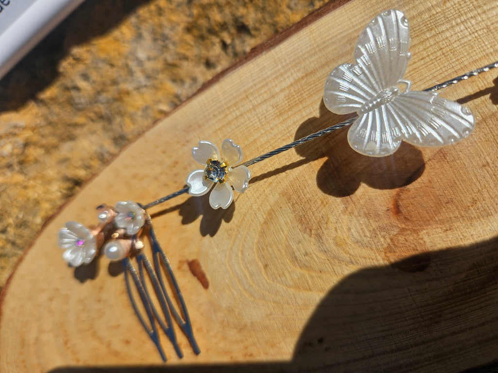 Horquillas cubre raíz con mariposa grande y flores plateadas con pedrería
