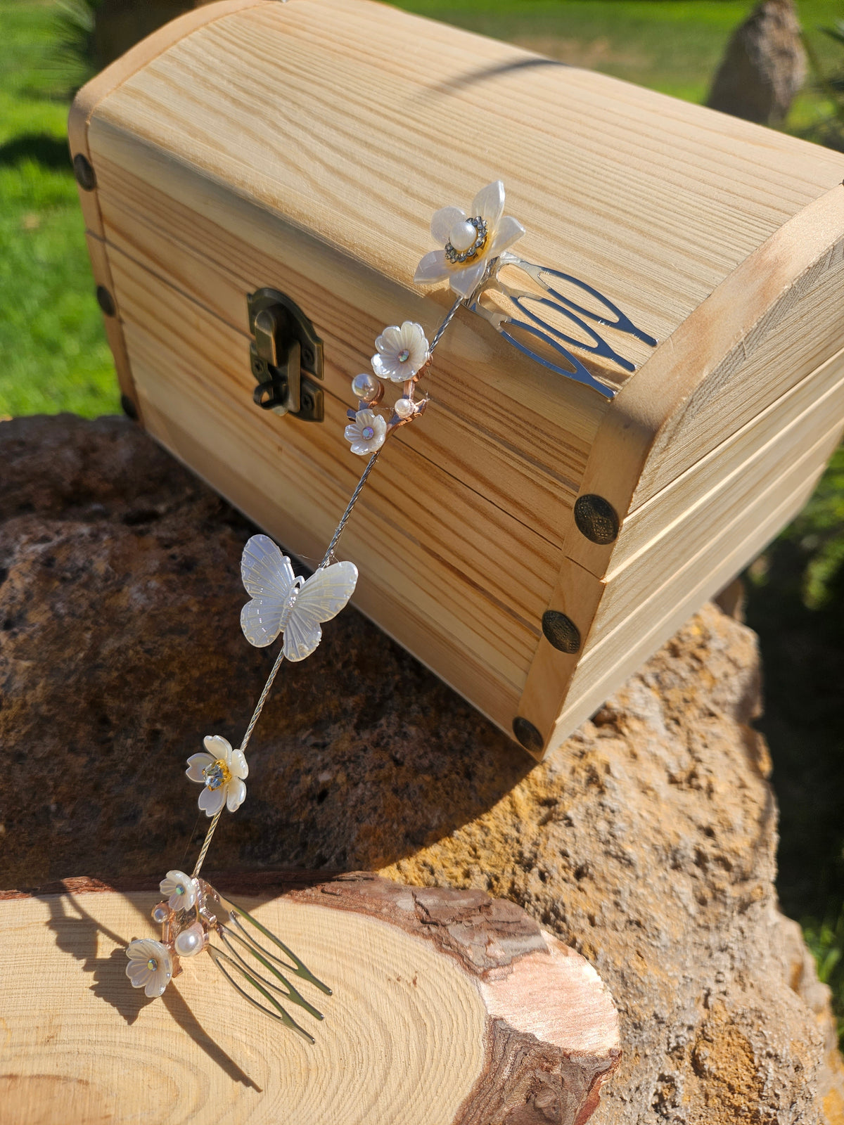 Tocado cubre raíz con horquillas largas y mariposas plateadas, pedrería clara