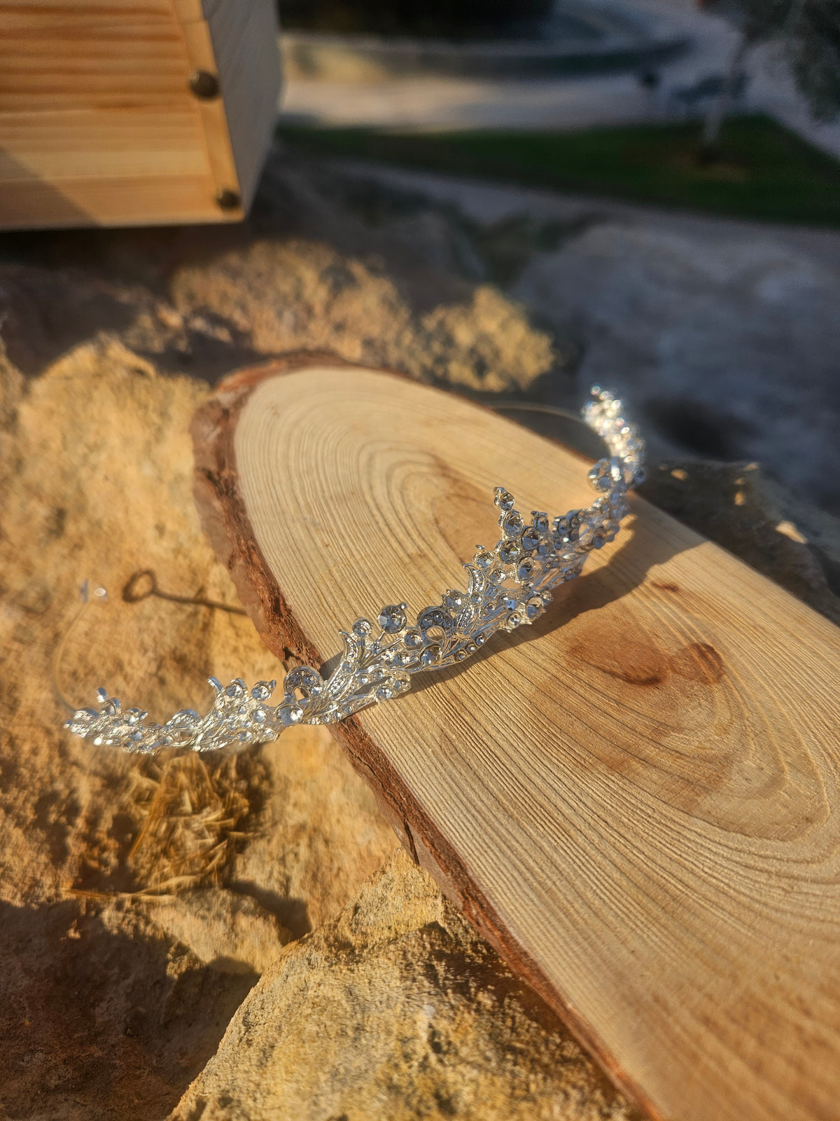 Tiara nupcial plateada con aro transparente y corona central de pedrería