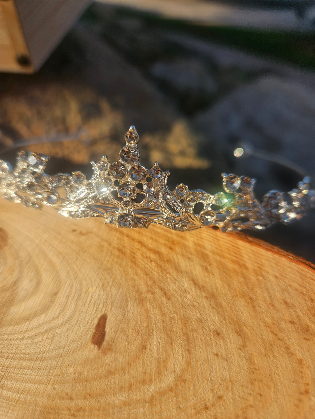 Tiara nupcial de pedrería plateada con detalle central y brillo multirreflejo
