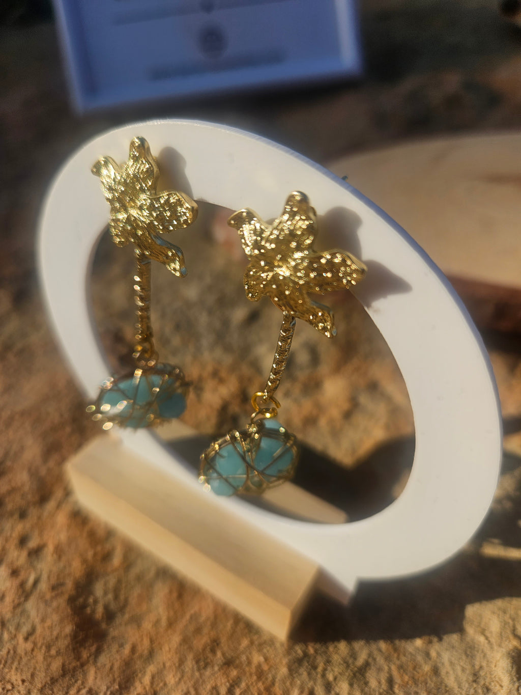 Pendientes Caspio con dijes florales dorados y esferas azules enrejadas, colgantes