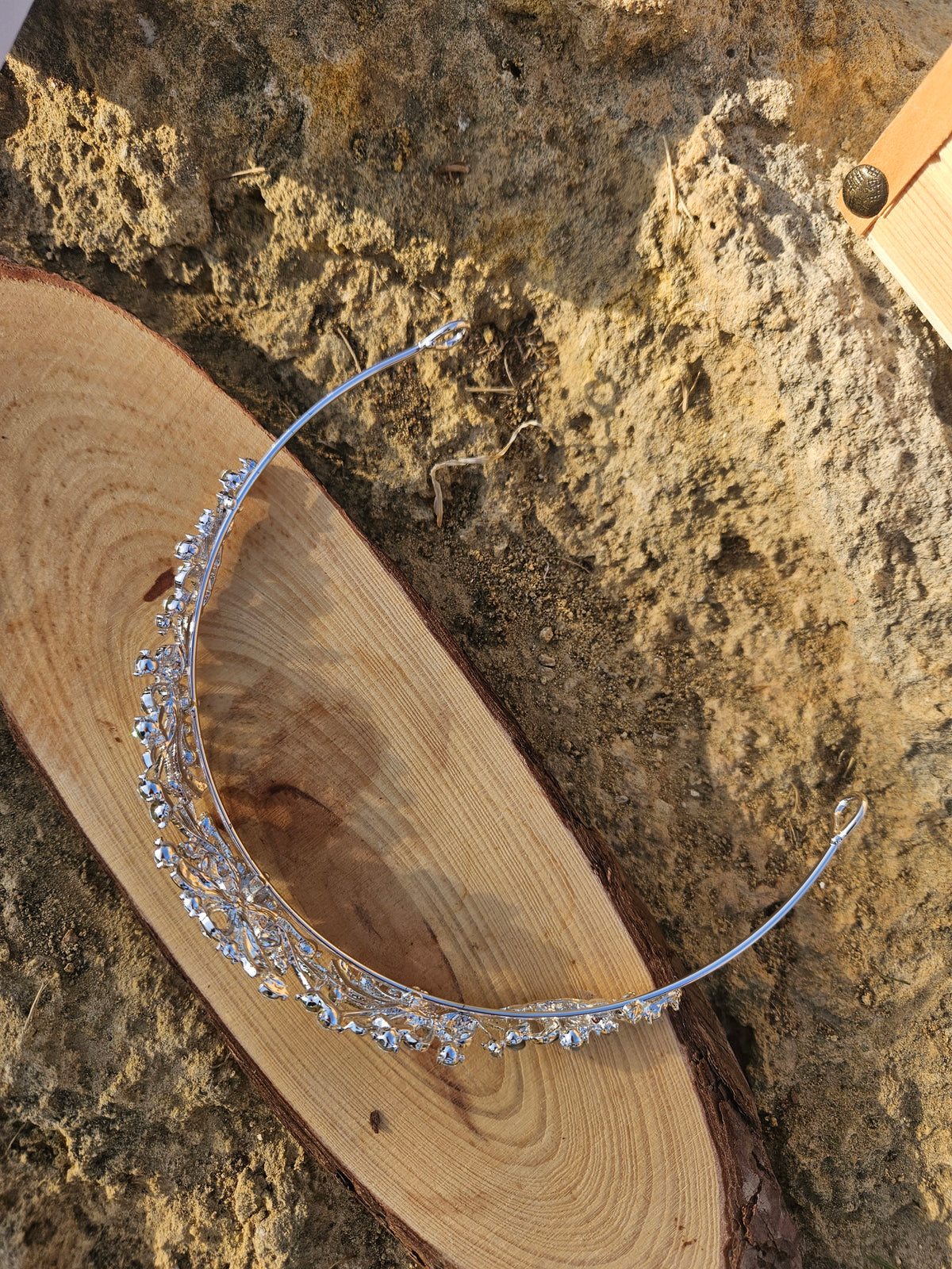 Diadema de novia plateada con pedrería y aro transparente con piedras azules