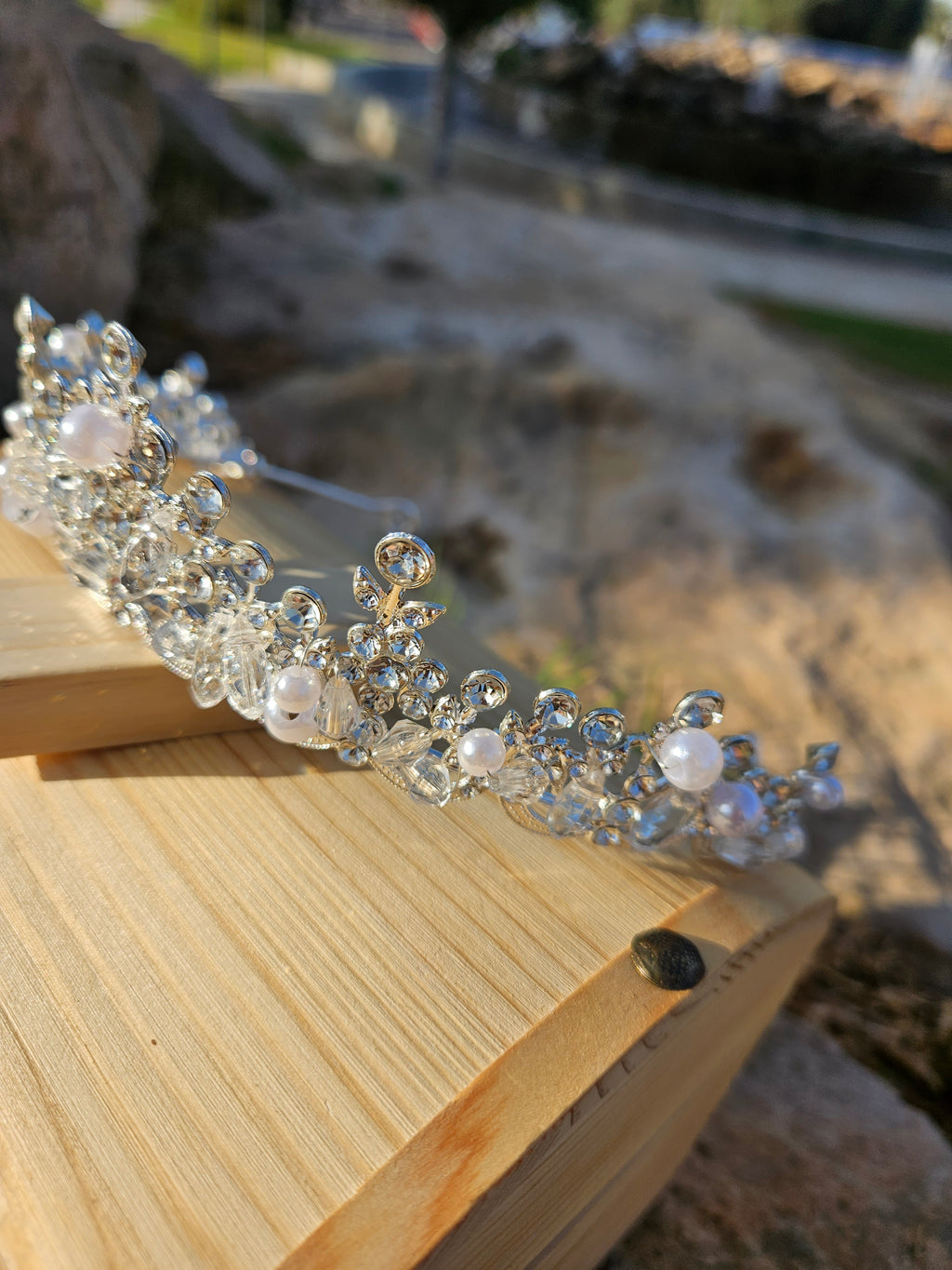 Corona de novia Fátima plateada con incrustaciones brillantes y perlas, vista lateral