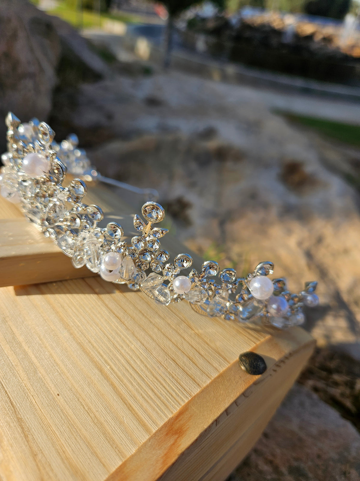 Corona de novia Fátima plateada con incrustaciones brillantes y perlas, vista lateral