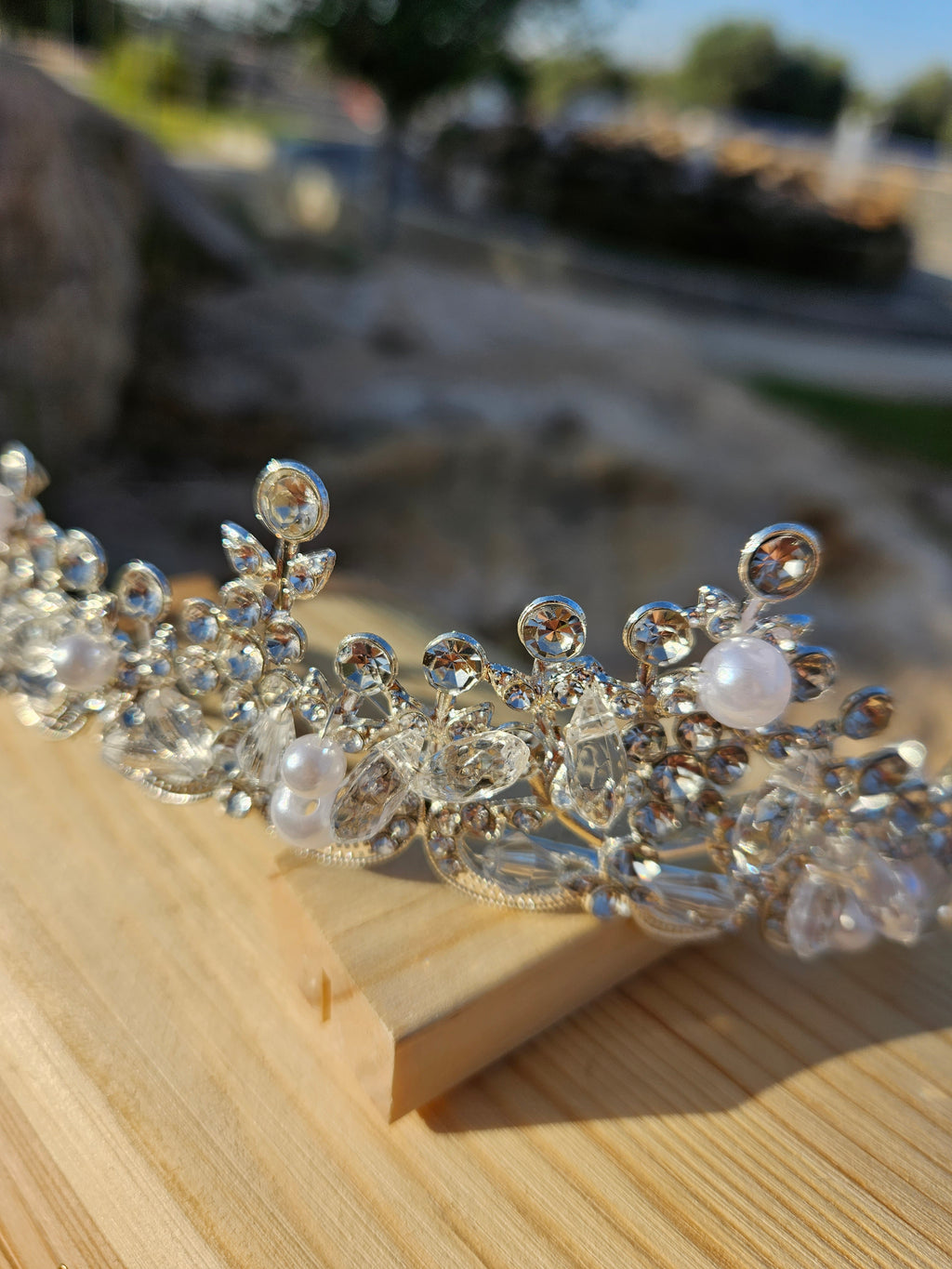 Corona de novia Fátima plateada con pedrería, perlas y detalle floral, vista de cerca