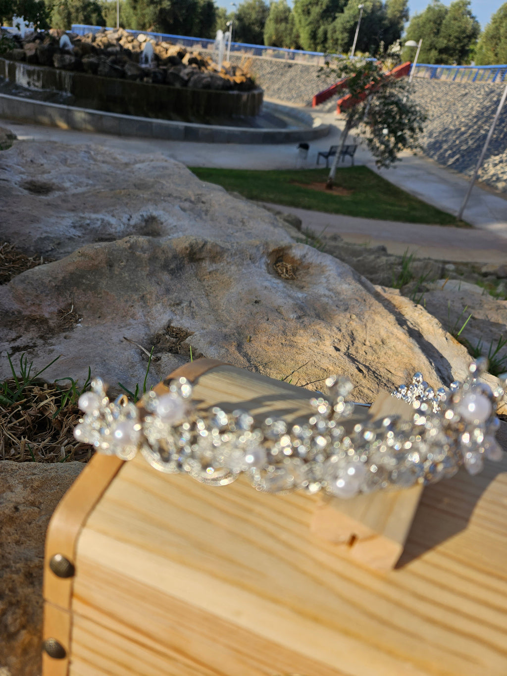 Corona de novia Fátima plateada con pedrería y perlas, sobre caja de madera