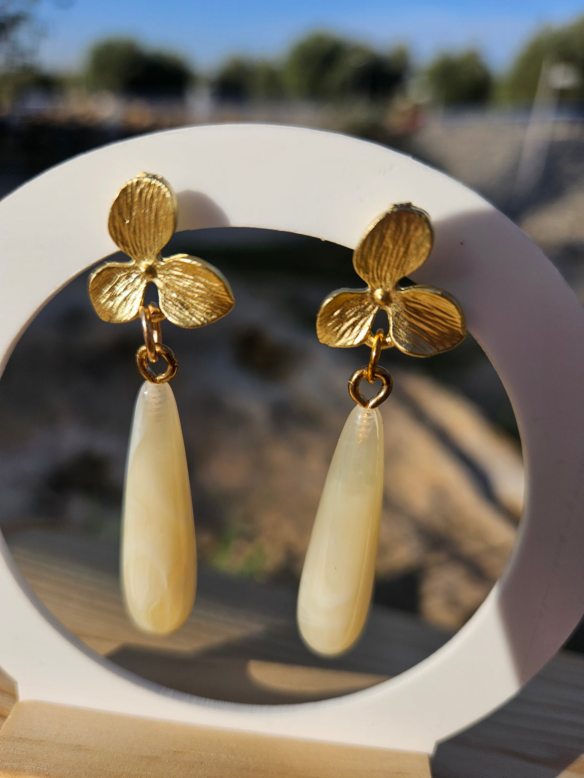 Pendientes con flor dorada y gota marfil, estilo colgante