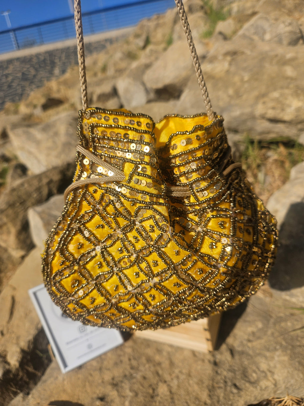 Bolso pequeño amarillo con bordado de lentejuelas y cuentas, con asa de cadena