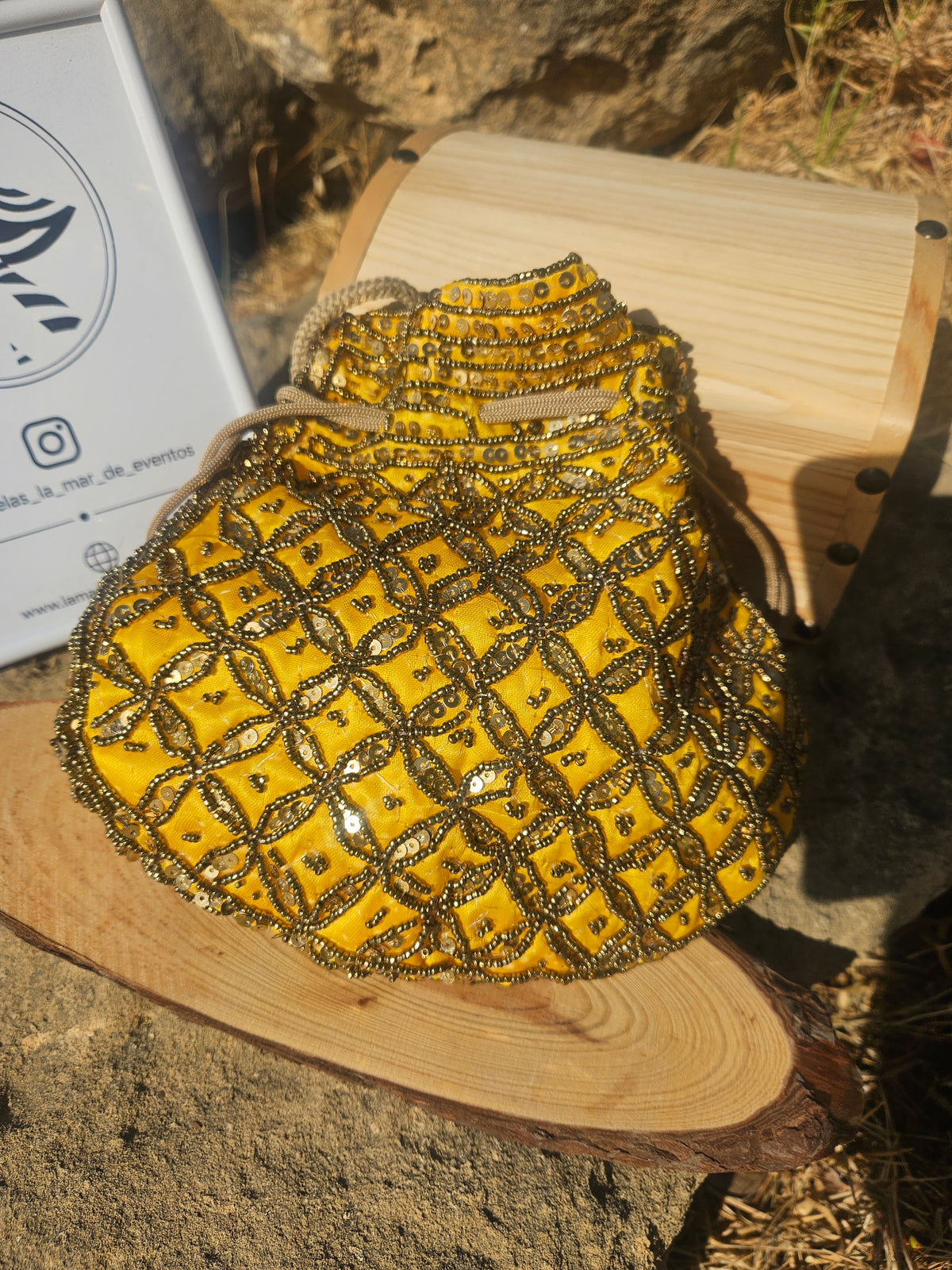 Bolso saco amarillo bordado con cuentas y lentejuelas, con asa corta