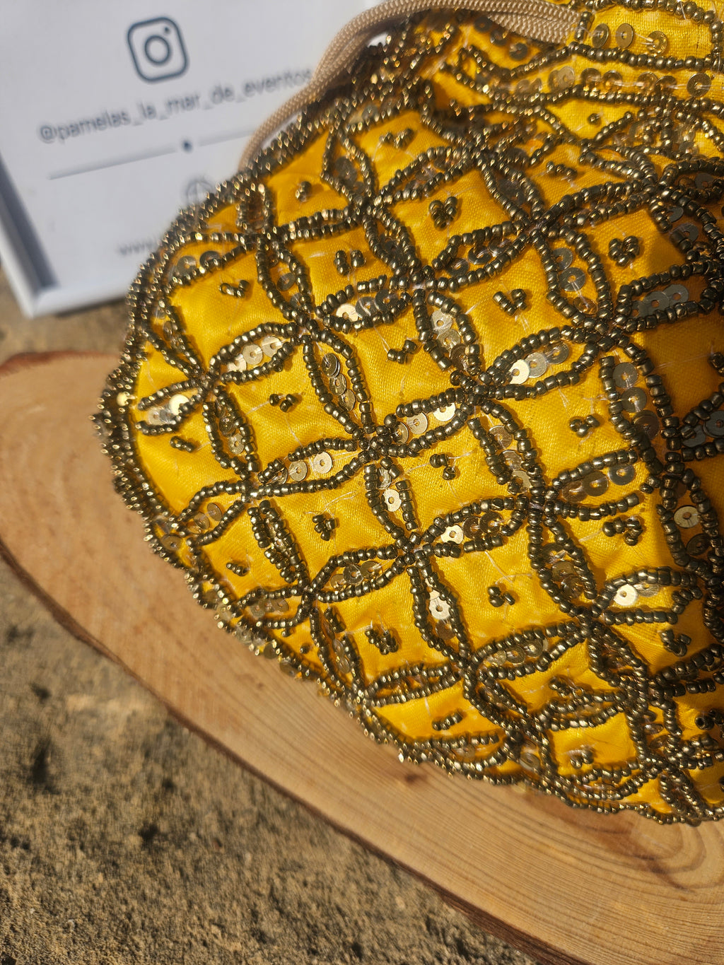 Bolso amarillo con detalle de cuentas y lentejuelas sobre tejido, patrón geométrico