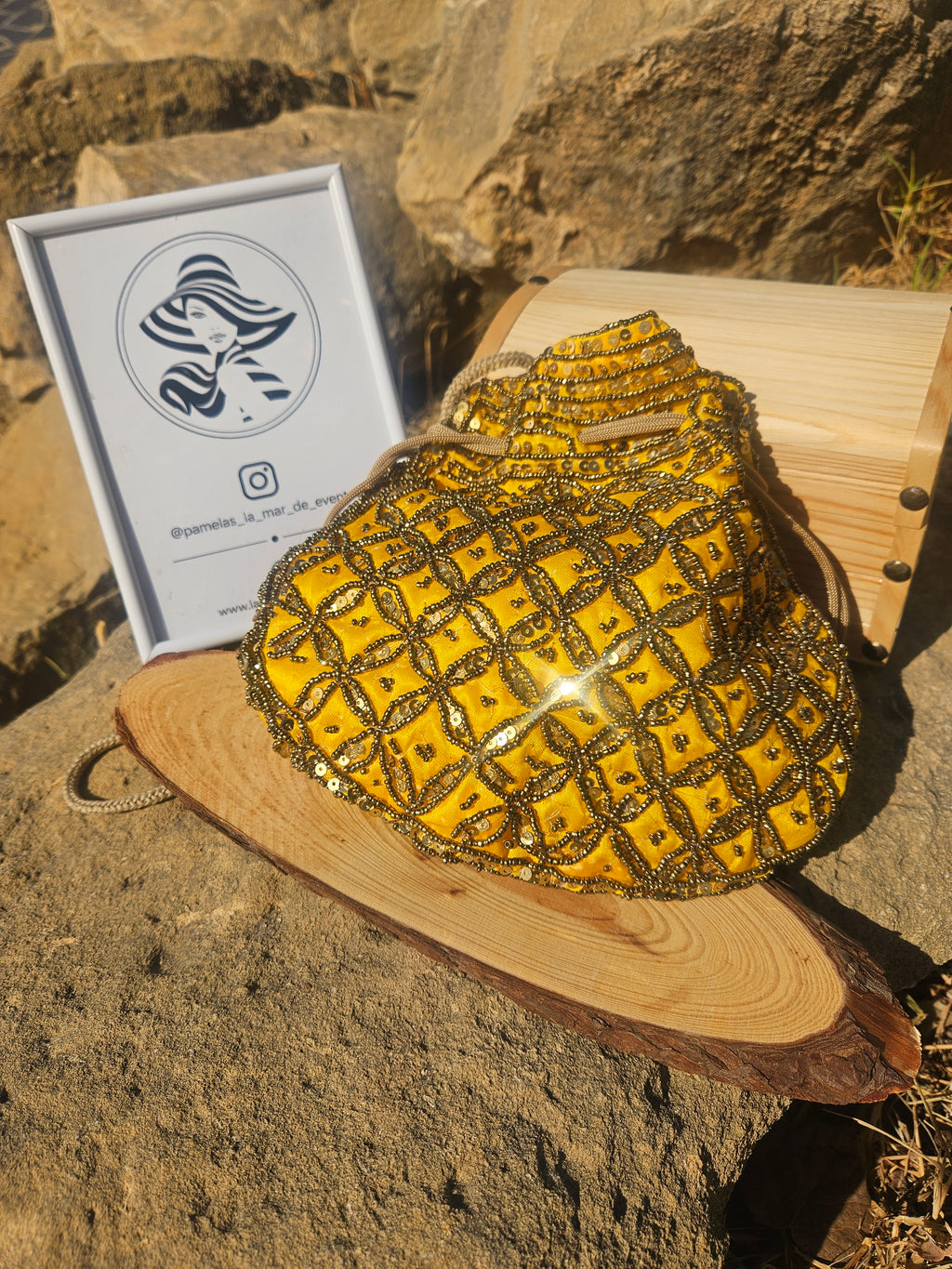 Bolso pequeño amarillo bordado con lentejuelas y cuentas, tipo saco con cordón