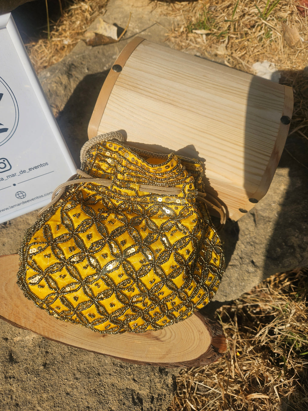 Bolso saco amarillo con lentejuelas y cuentas, vista trasera con cierre