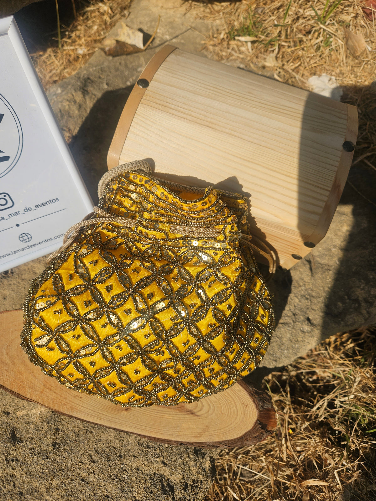 Bolso saco amarillo con lentejuelas y cuentas, vista trasera con cierre