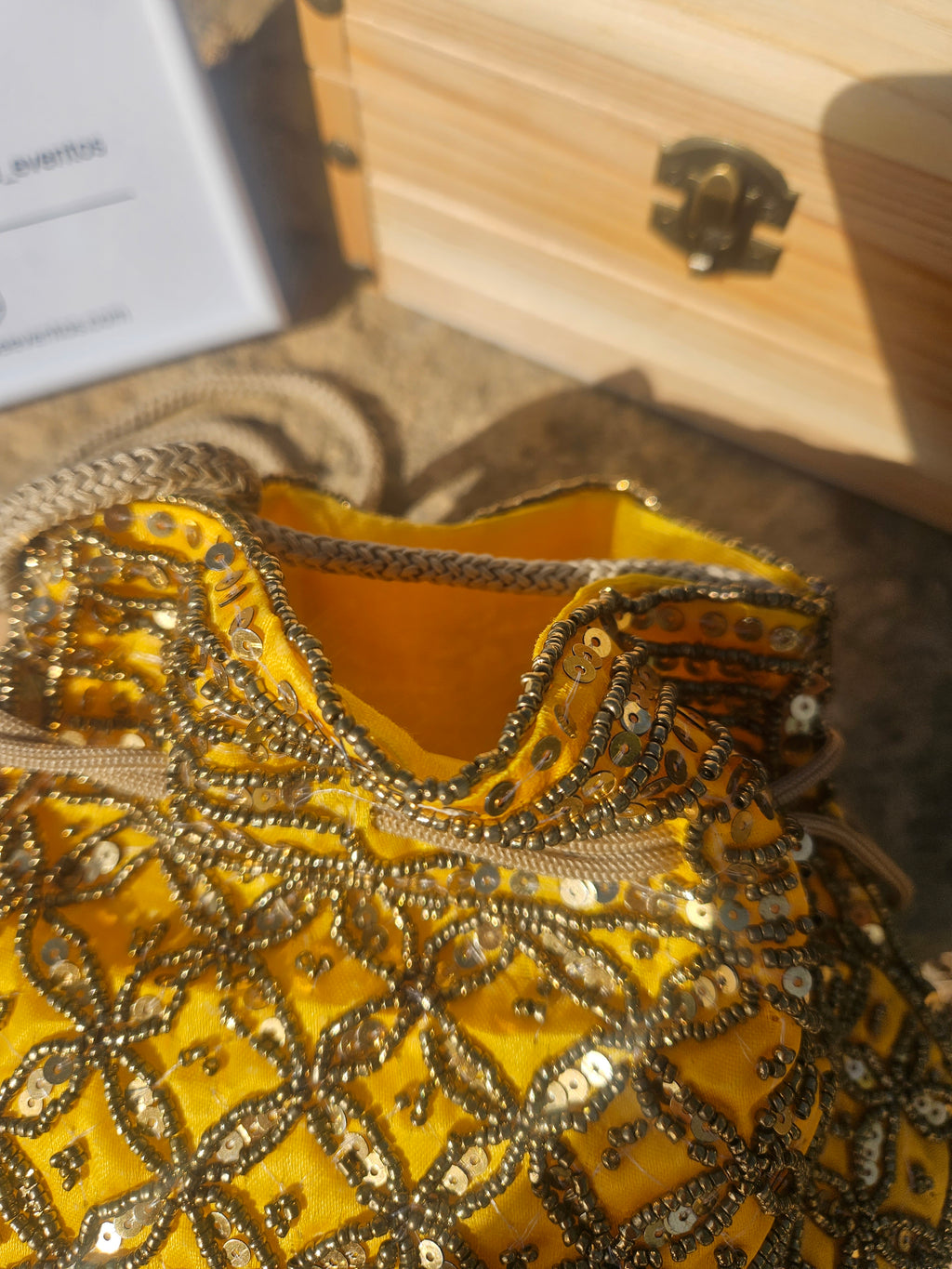 Bolso amarillo con abertura y borde decorado con cuentas y lentejuelas