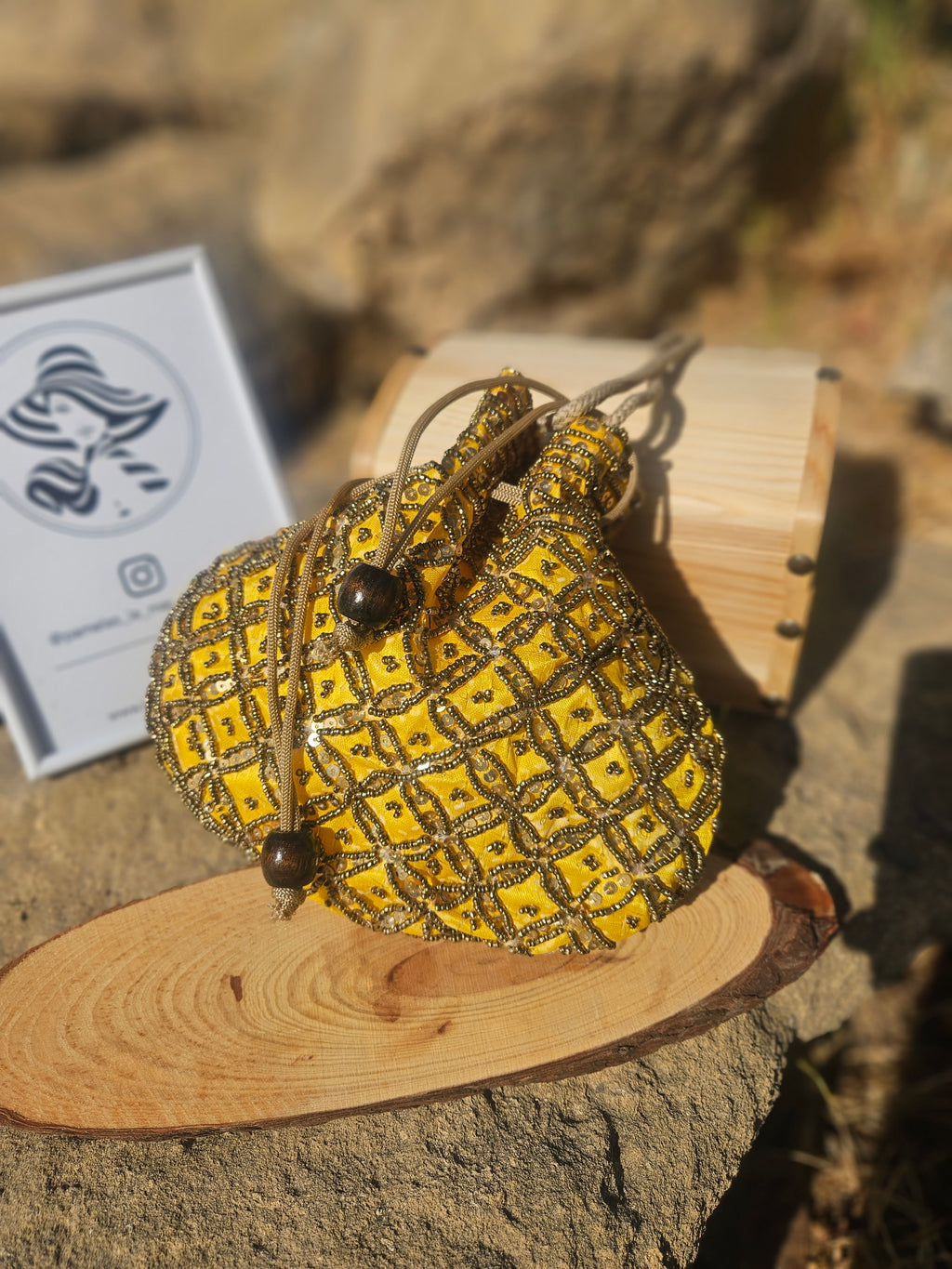Bolso saco amarillo con cuentas y lentejuelas, vista superior con cordones