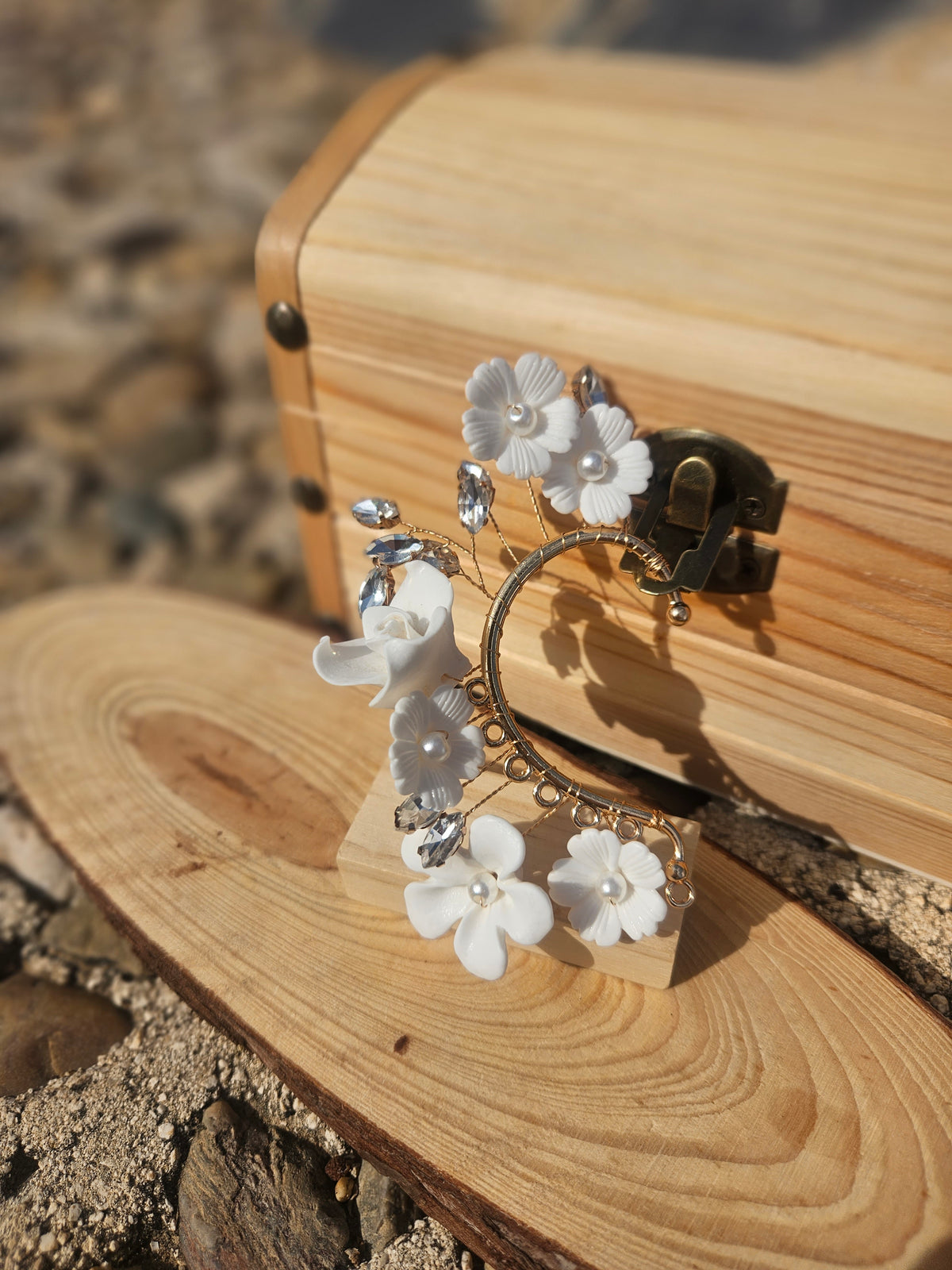 Ear Cuff Flores Blancas