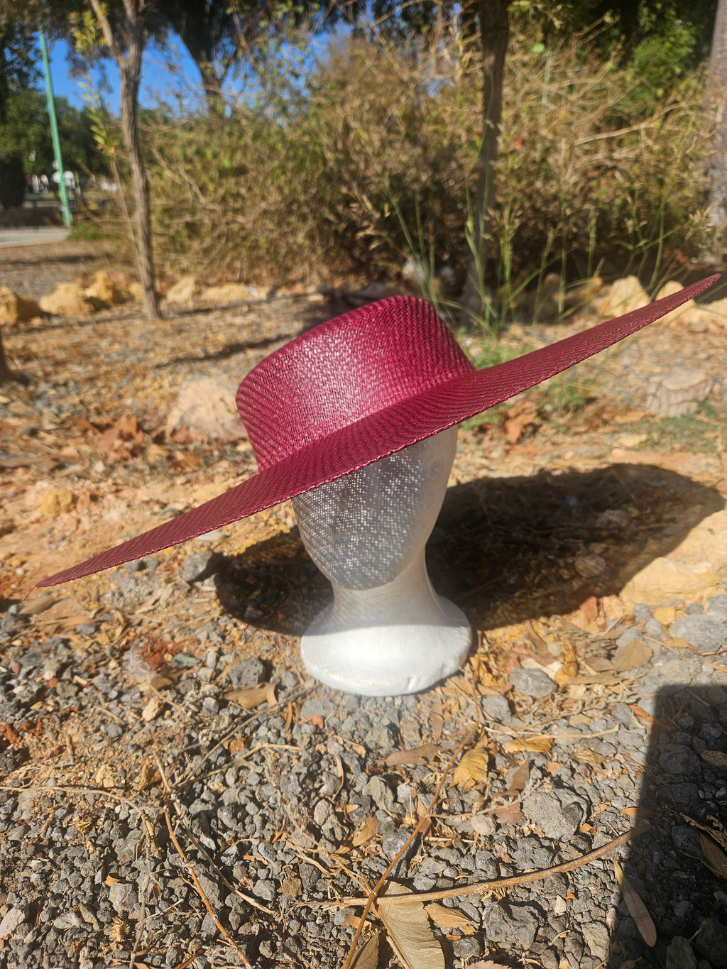 Sombrero de ala ancha burdeos con banda lisa y copa de tejido trenzado