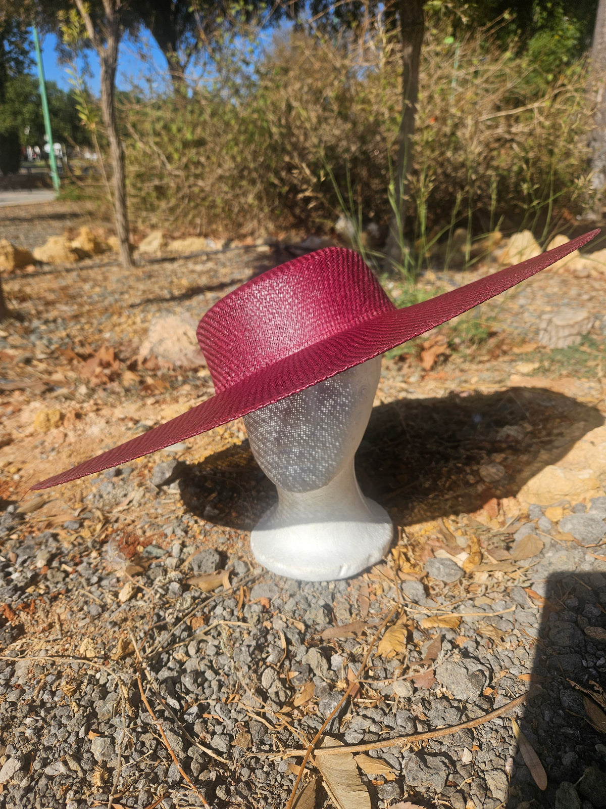 Sombrero de ala ancha burdeos con banda lisa y copa de tejido trenzado
