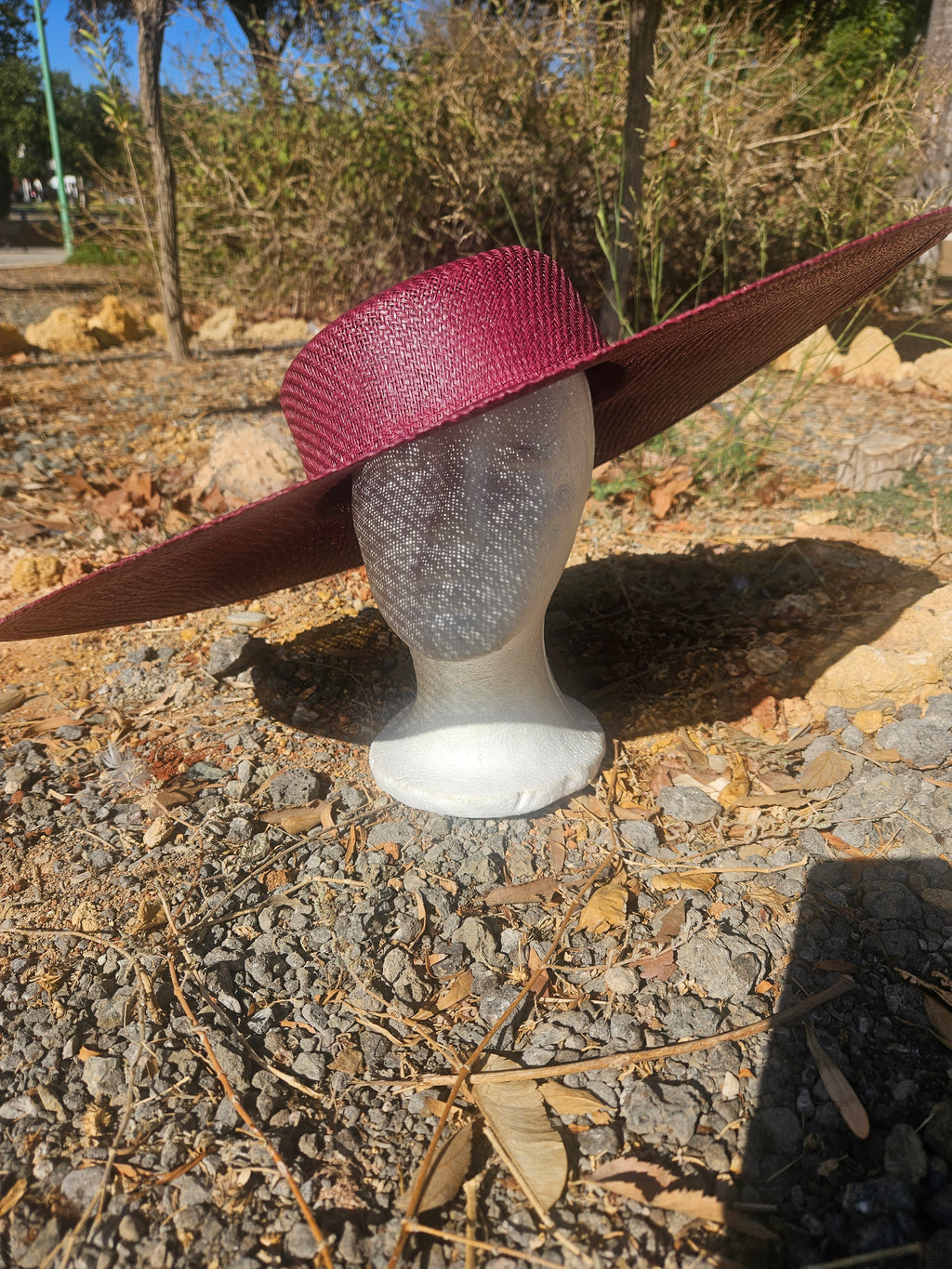 Sombrero burdeos de ala ancha con banda marrón oscura y copa texturizada