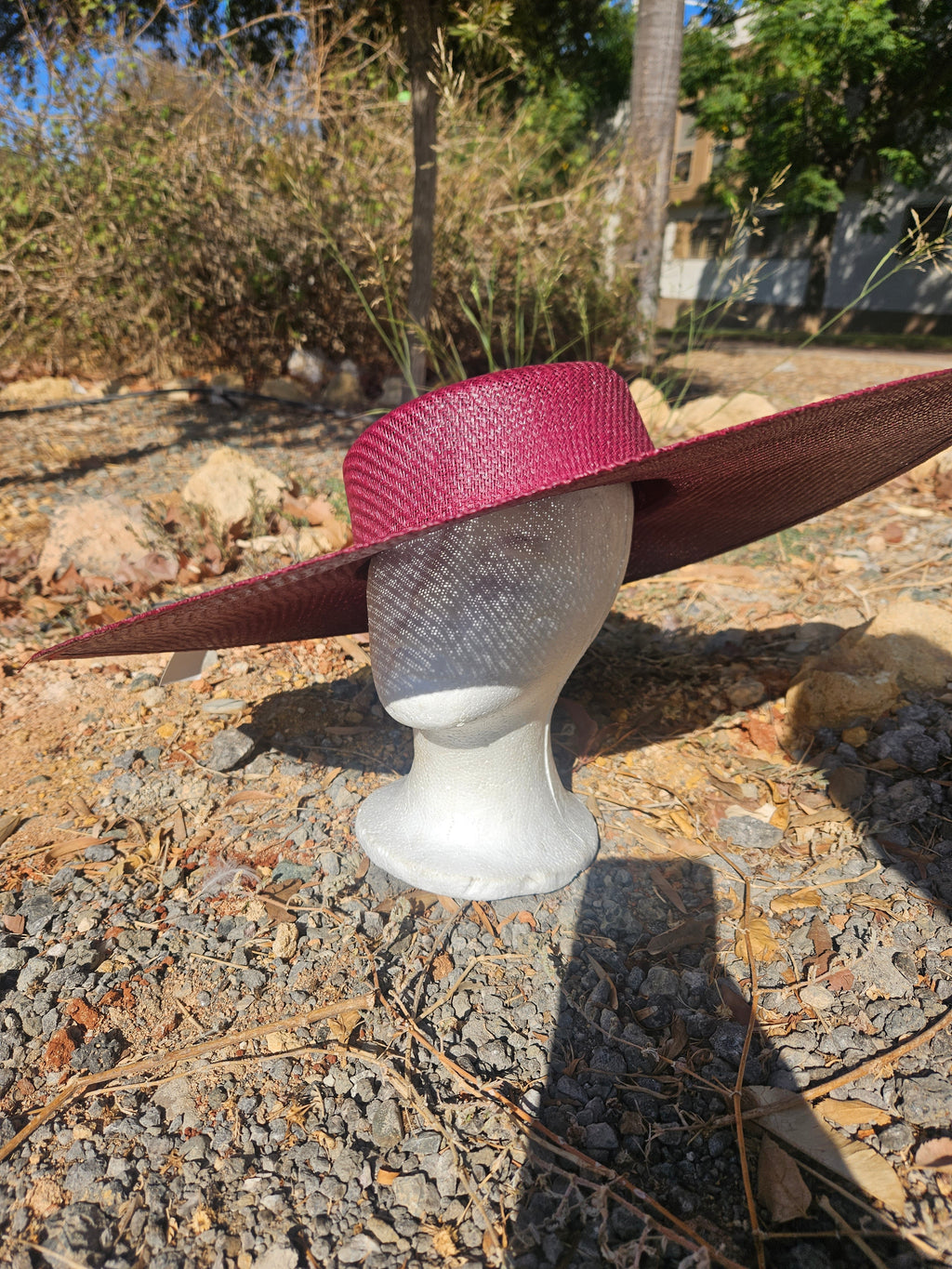 Sombrero burdeos de ala ancha con banda marrón y copa de tejido tipo paja