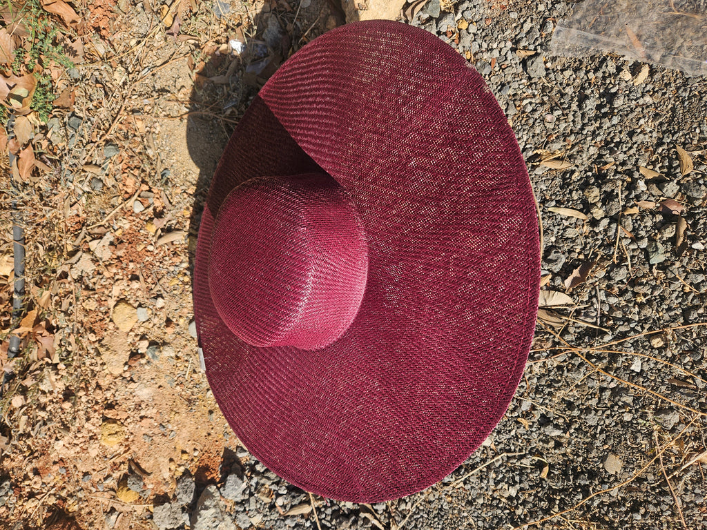 Sombrero burdeos de ala ancha, vista superior con copa redondeada y textura de malla