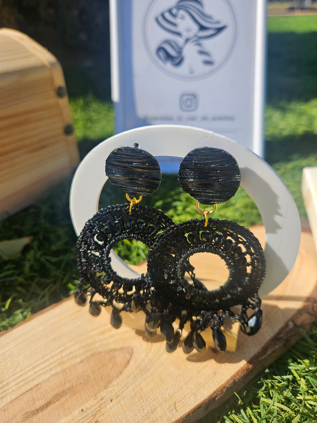 Pendientes Adriel negros con aros calados y colgantes redondos, flecos y gancho dorado