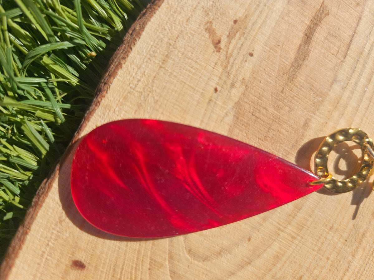 Pendiente colgante con lágrima roja y pieza dorada redondeada en la parte superior