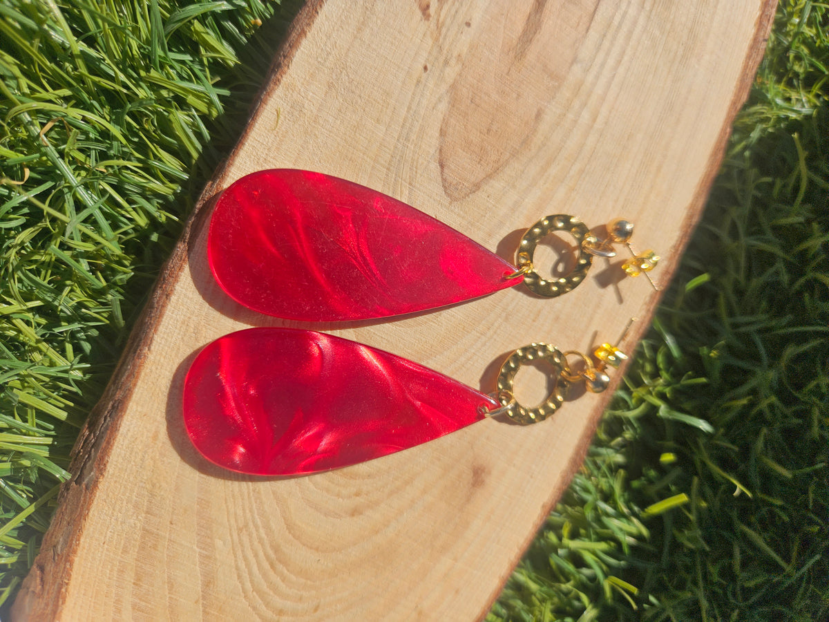 Pendientes con gotas rojas brillantes y enganche dorado con motivo circular