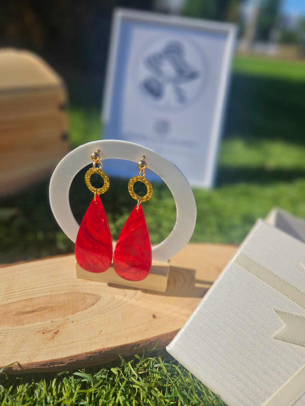 Pendientes de lágrima roja con aritos dorados y gancho superior dorado