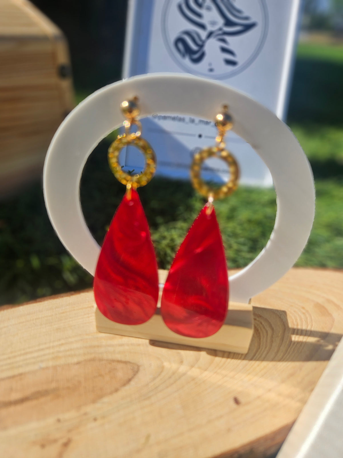 Pendientes con gotas rojas transparentes y aro dorado decorado