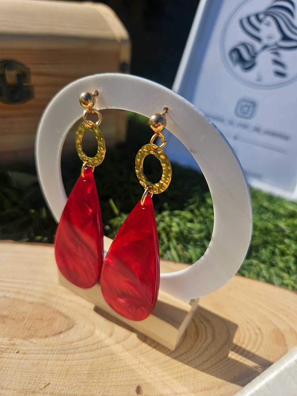 Pendientes con lágrima roja y colgante dorado ovalado con acabado brillante