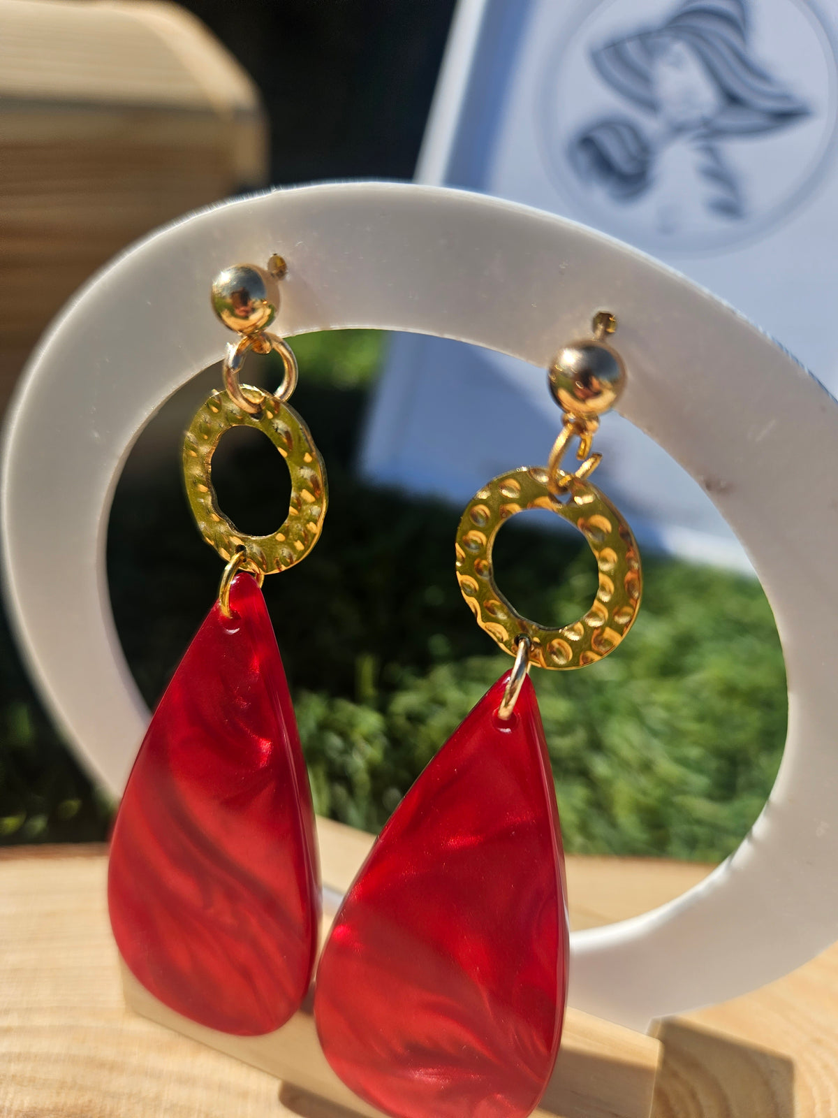 Pendientes con gotas rojas brillantes y argolla dorada con colgante decorado