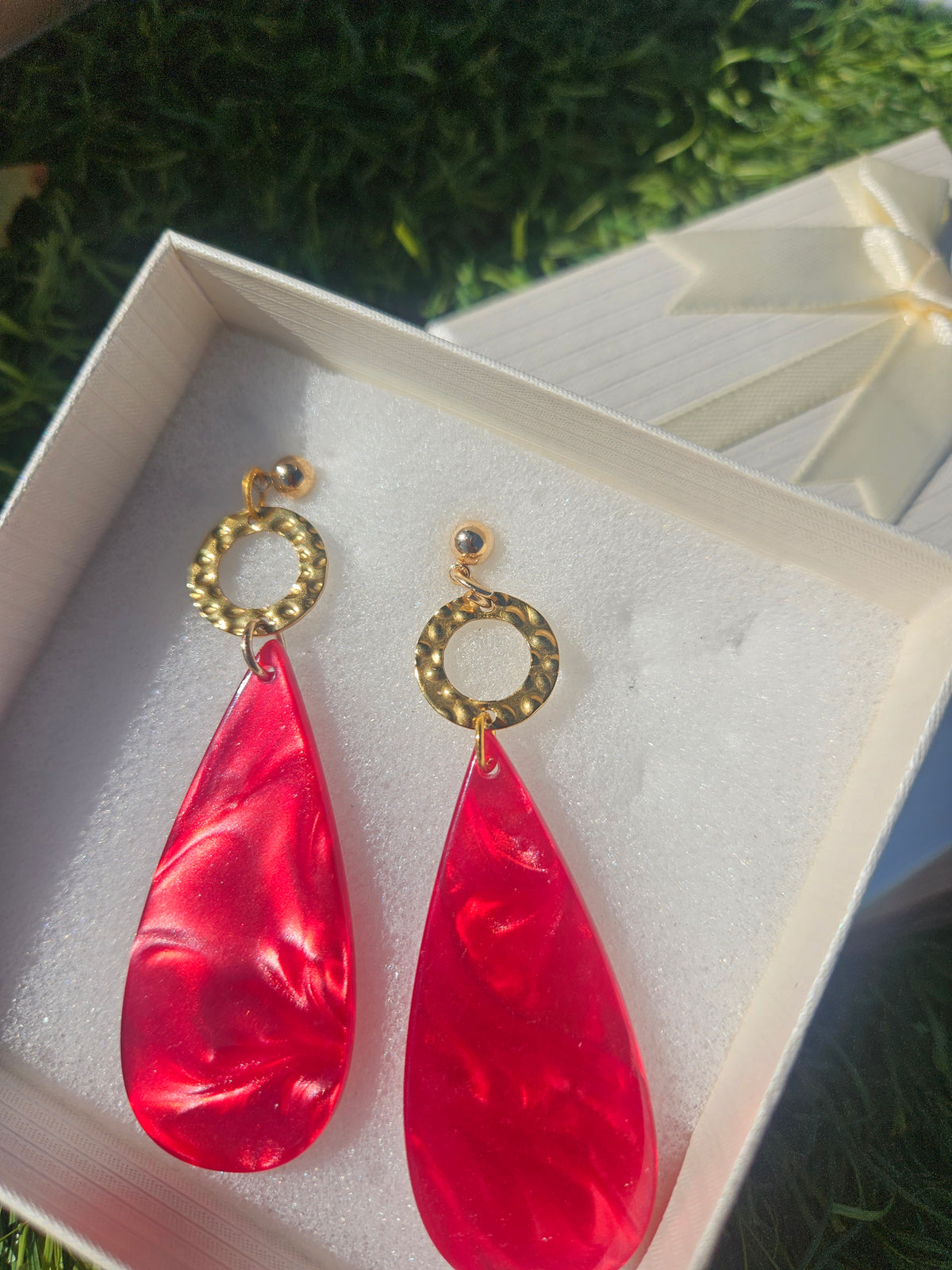 Pendientes de lágrima roja con aro dorado calado y pieza superior dorada