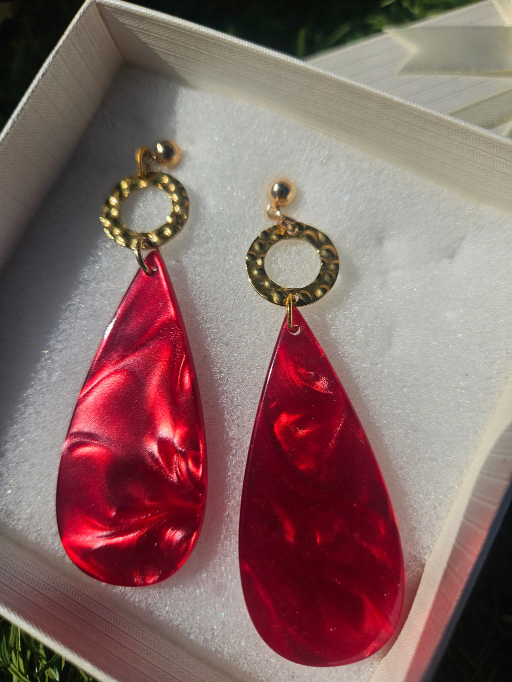 Pendientes con gotas rojas brillantes y anillo dorado con enganche superior