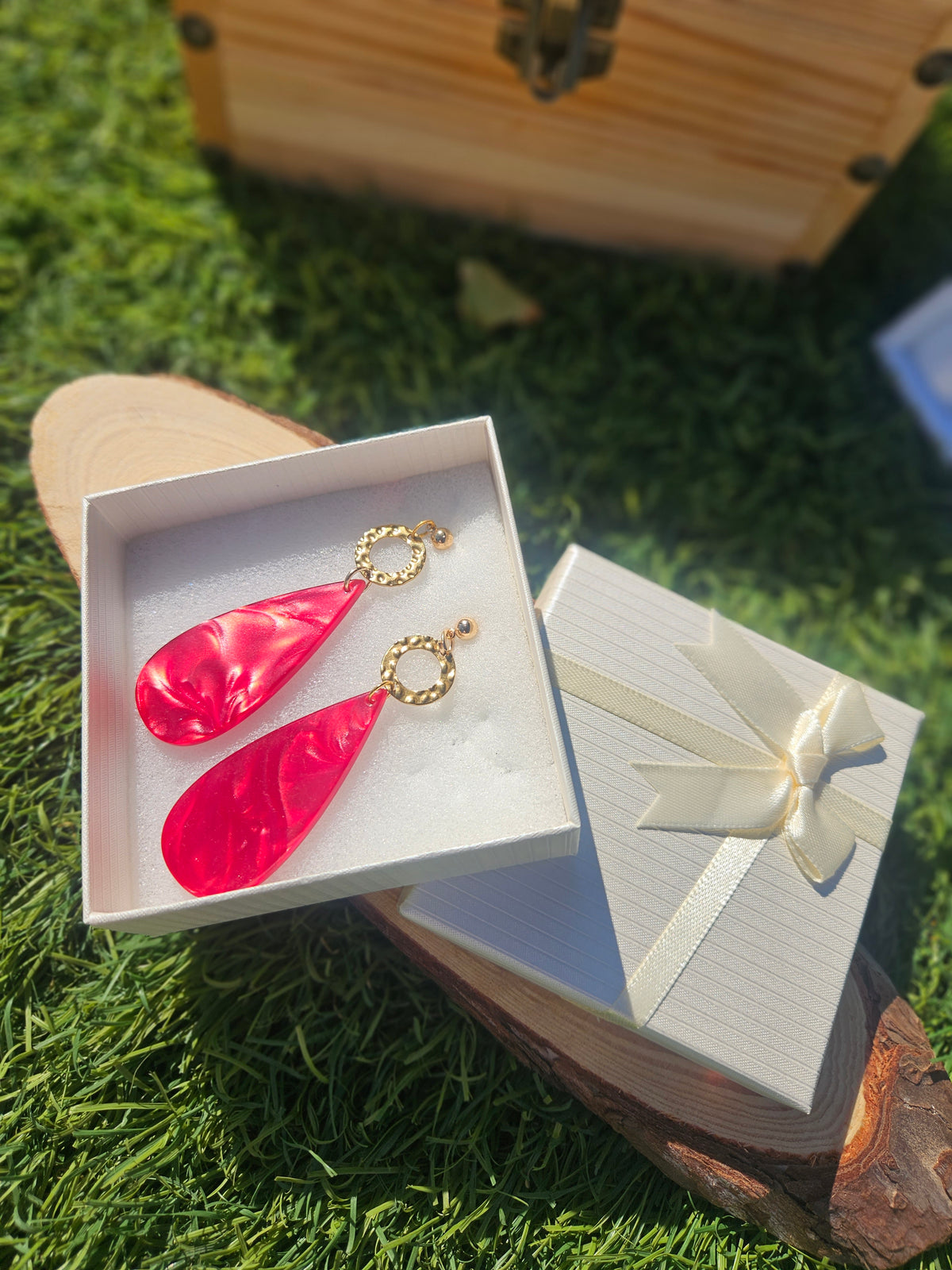 Pendientes con gota roja y aro dorado, en estuche de regalo