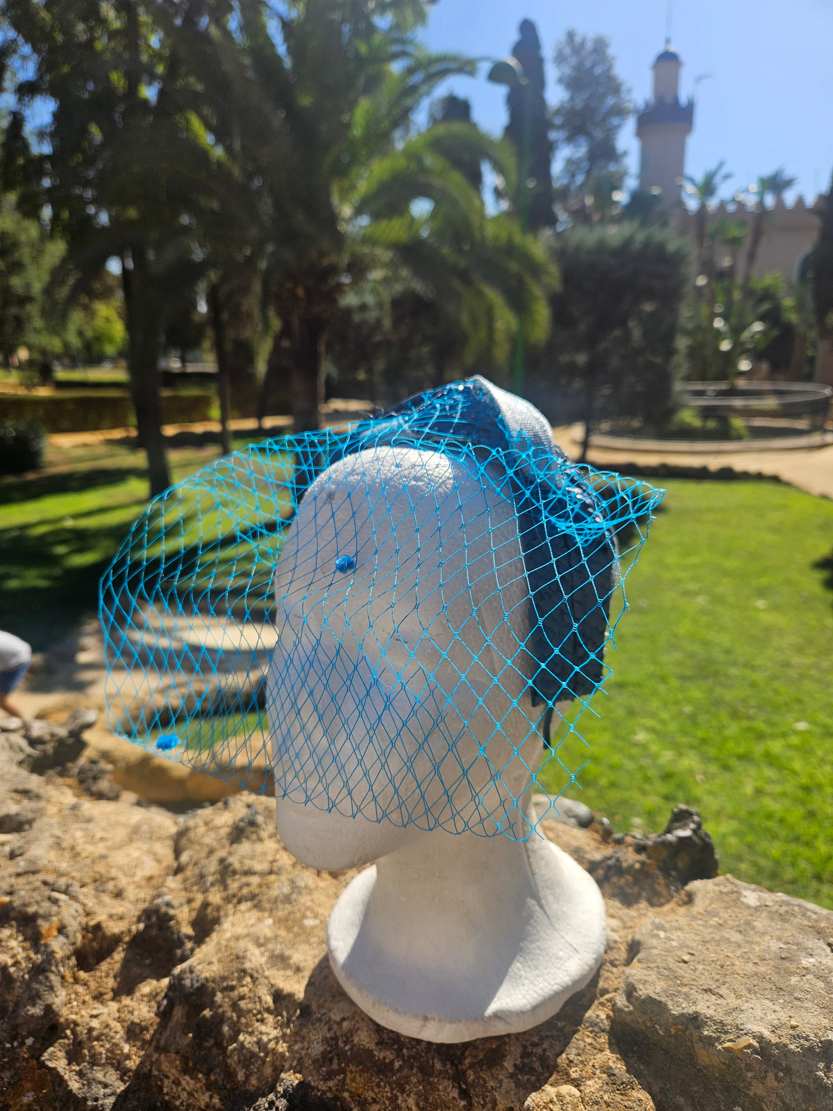 Diadema Águeda azul con velo de malla, vista trasera sobre maniquí