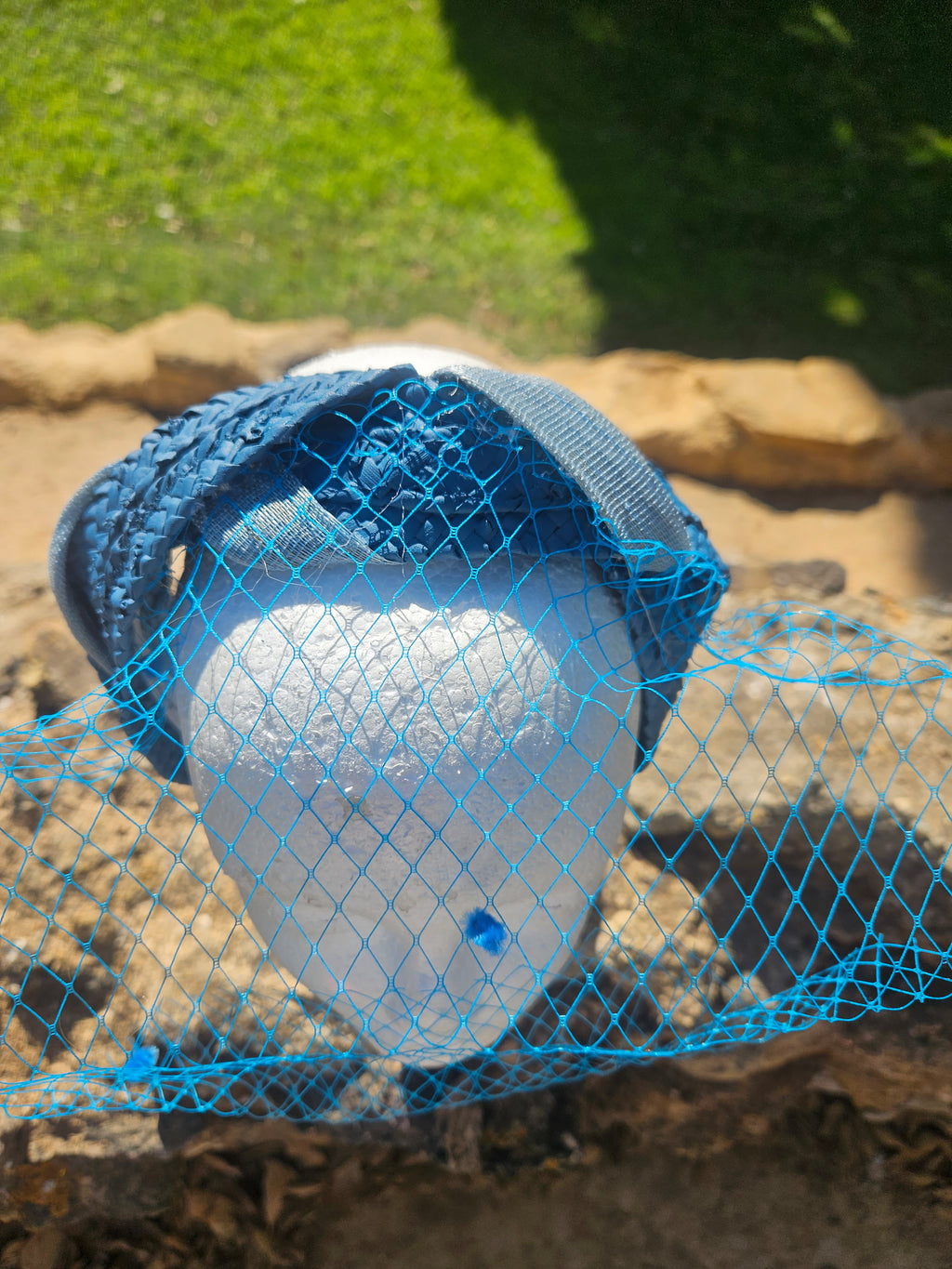 Diadema Águeda azul con velo de malla y detalle textil del turbante