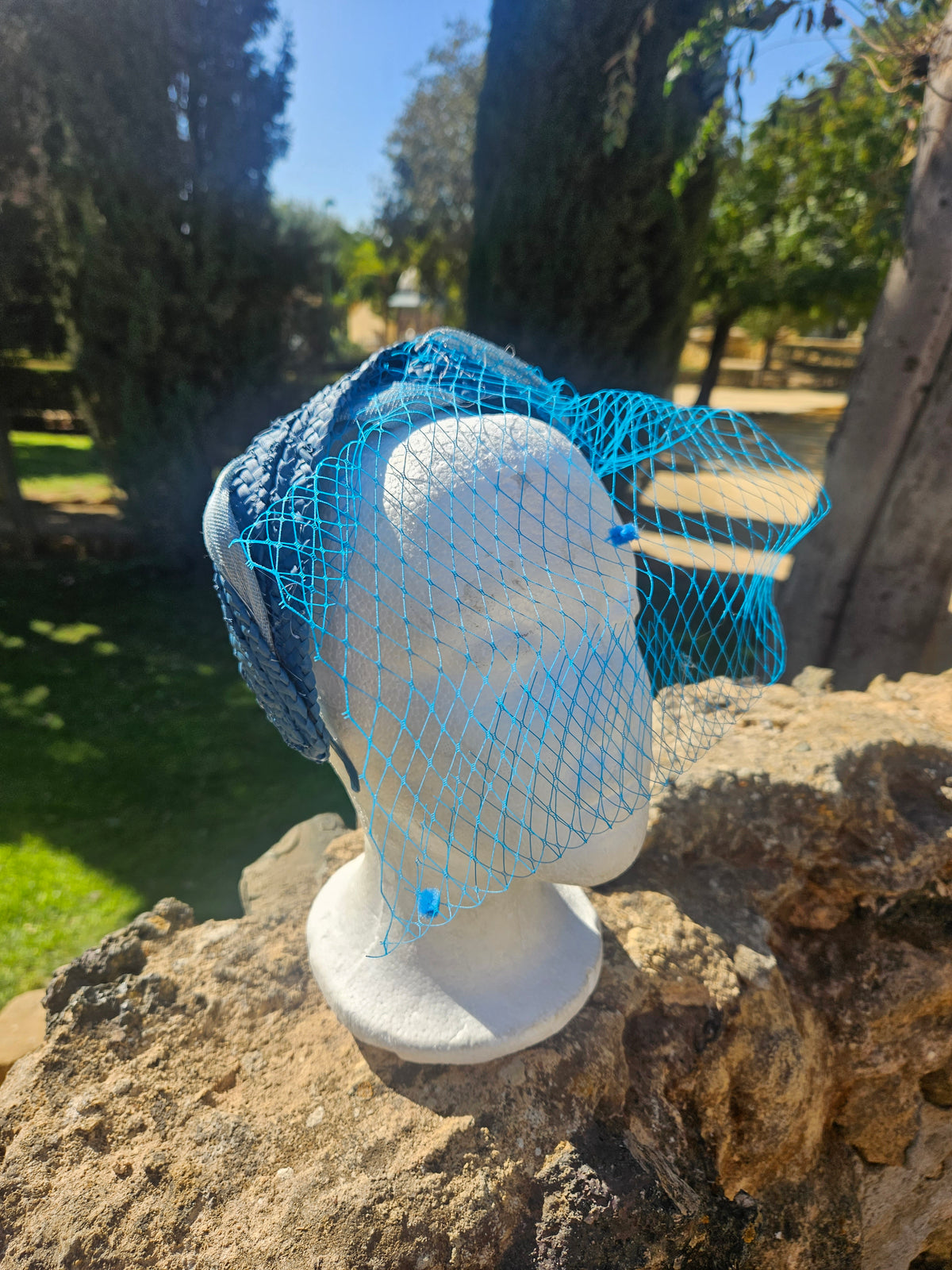Diadema Águeda azul con velo de malla, vista en tres cuartos sobre maniquí
