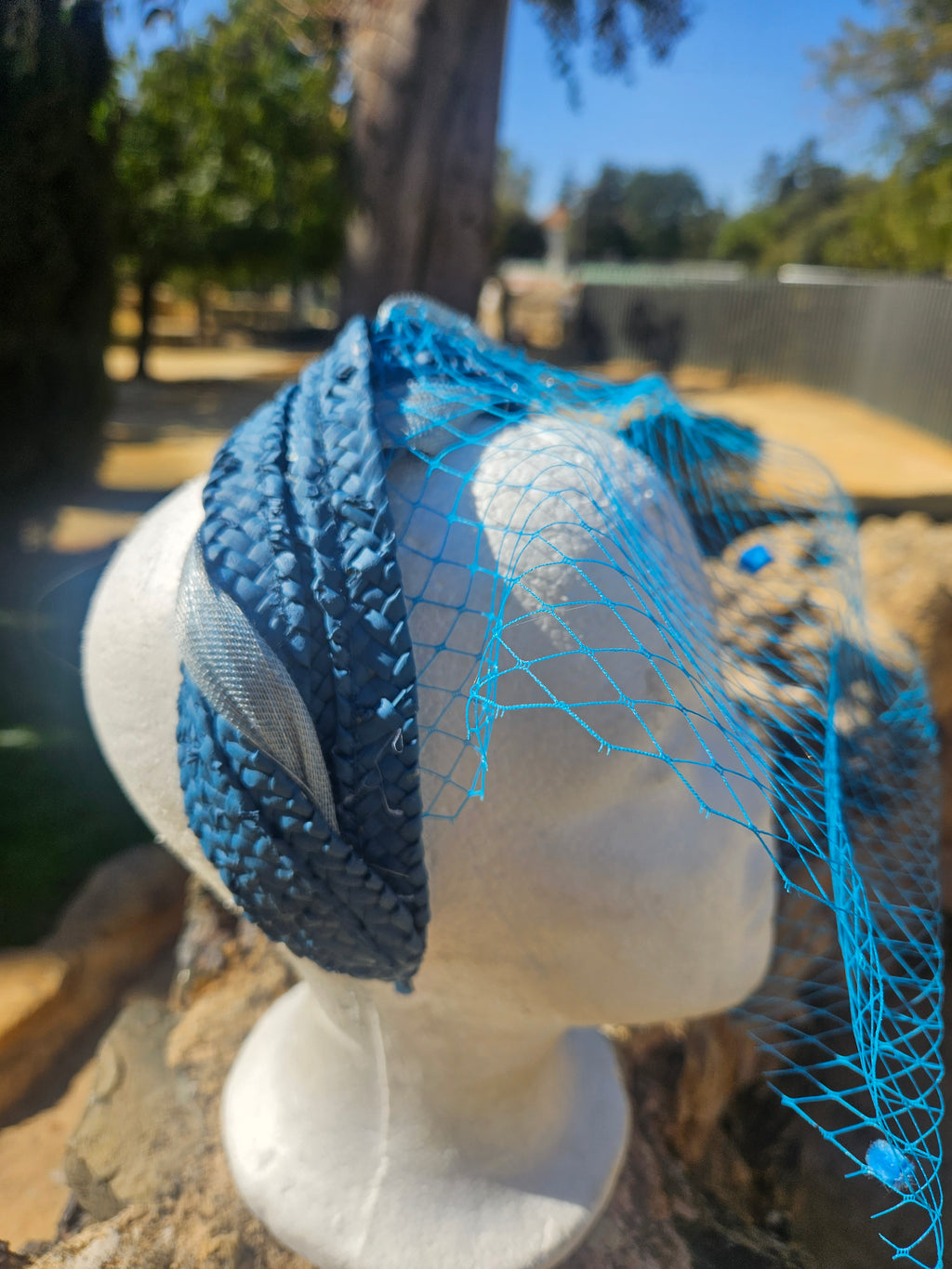 Diadema Águeda azul con velo de malla, vista cercana del turbante