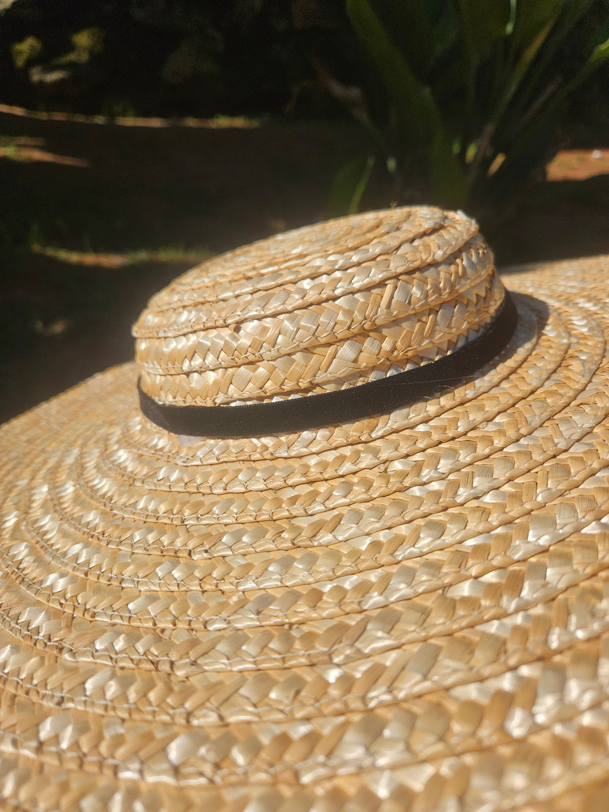 Sombrero de paja estilo panamá con ala ancha y cinta negra en la base